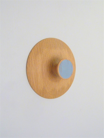 Nipple knagen, design Hans Sandgren Jacobsen, drejet egetr� m. hals til b�jle og bl�t silketryk p� knoppen, lille.