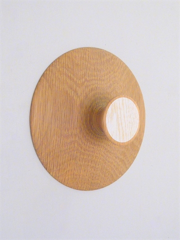 Nipple knagen, design Hans Sandgren Jacobsen, drejet egetr� m. hals til b�jle og hvidt silketryk p� knoppen, mellemstr.