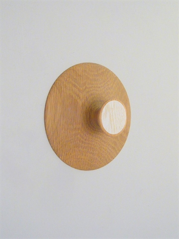 Nipple knagen, design Hans Sandgren Jacobsen, drejet egetr� m. hals til b�jle og hvidt silketryk p� knoppen, lille.