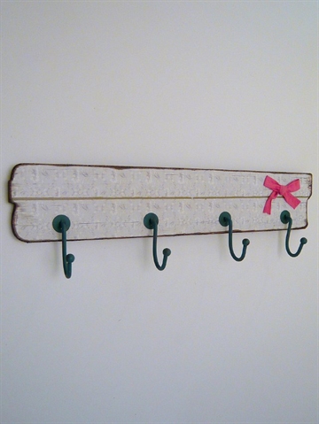 Knager�kke m. 4 kraftige rustikgr�nne jernkroge p� tr�br�t m. hvidpatineret og blomsterdekoreret front + pink sl�jfe.